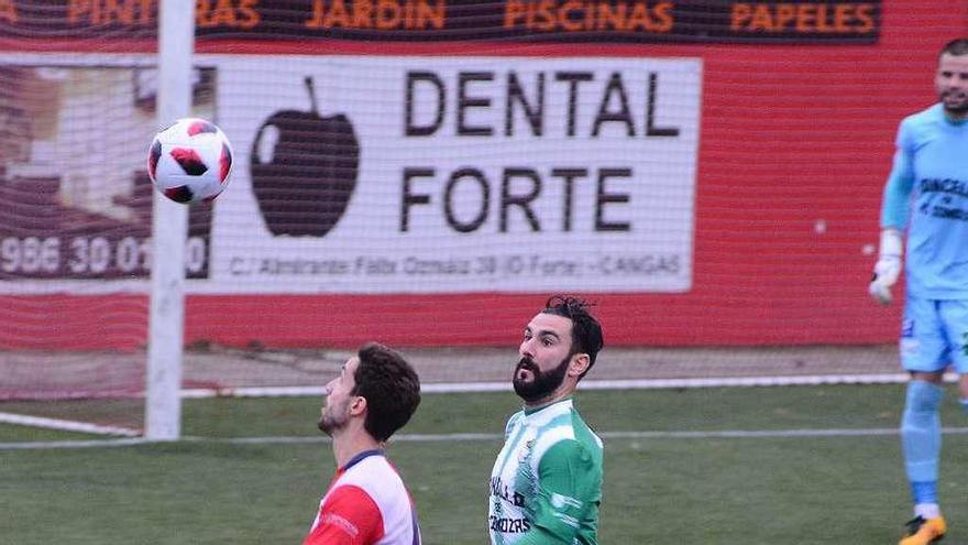 Un jugador del Alondras lucha por hacerse con el balón en el partido de ayer. // Gonzalo Núñez