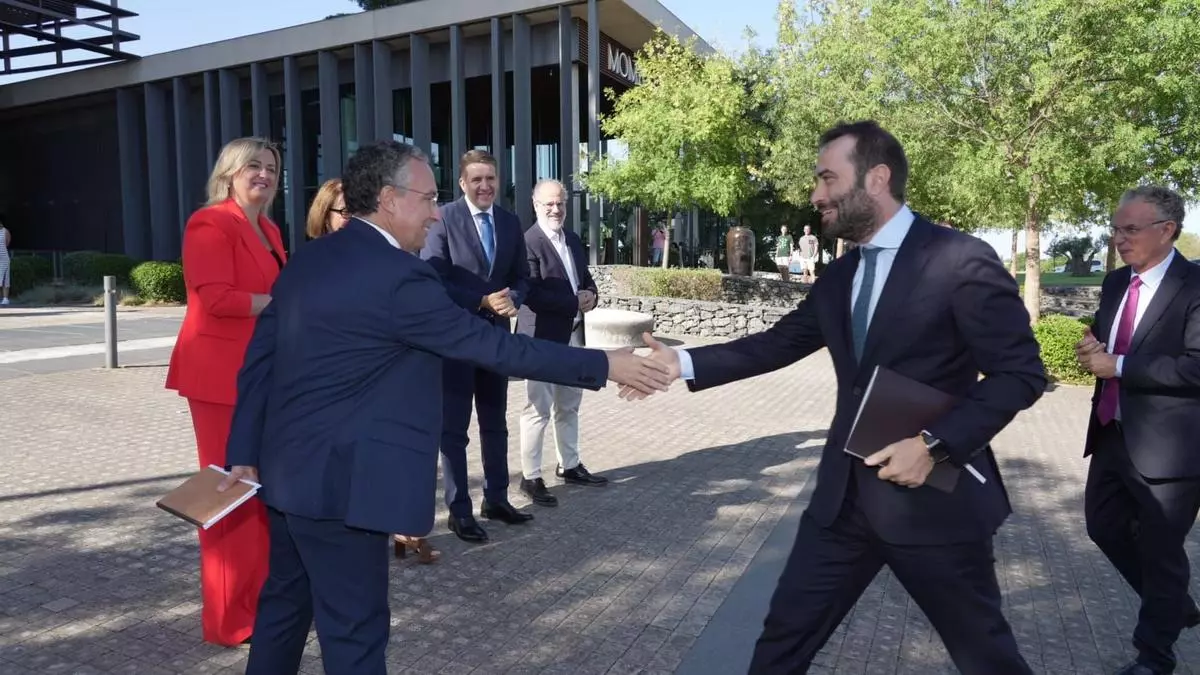 El ministro Cuerpo afirma en Badajoz que el futuro de Extremadura pasa por la gigafactoría