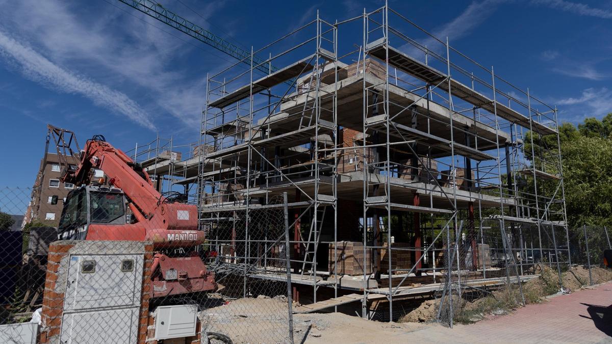 Archivo - Vista general de las obras de vivienda nueva, a 6 de septiembre de 2024, en Madrid (España).