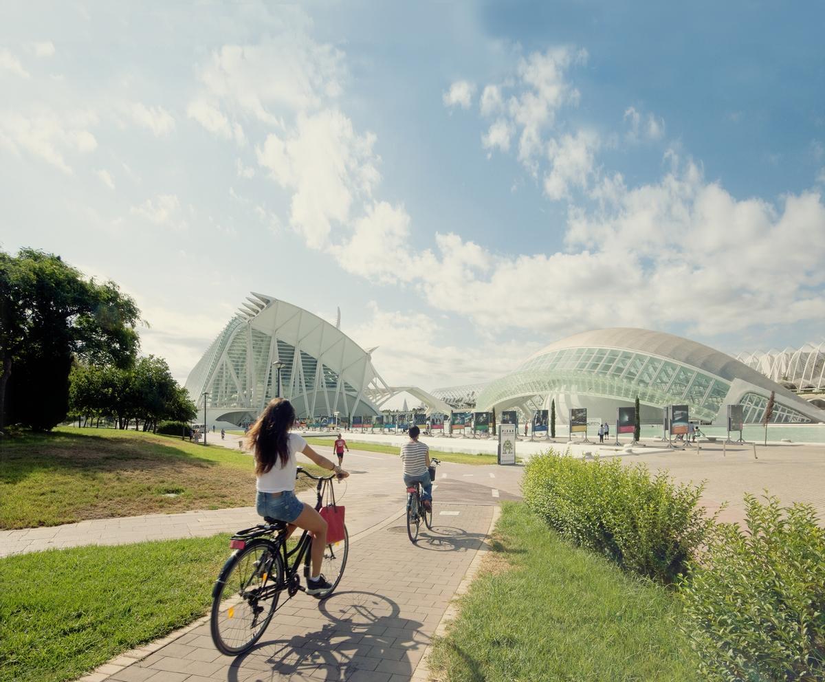 Pedalea por la Ciudad de las Artes y las Ciencias en Valencia y descubre su asombrosa arquitectura y cultura.