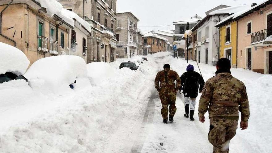 Soldados ayer en la localidad de Campotosto, cerca del epicentro de los terremotos. // Efe
