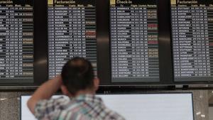 Un pasajero en Son Sant Joan ante un inquietante panel de cancelaciones y retrasos de vuelos por las huelgas de julio.