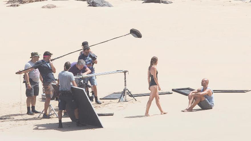 Un momento del rodaje de &#039;Solo&#039;, ayer en la playa de Jarugo. La actriz Aura Garrido se dirige al protagonista Alain Hernández.