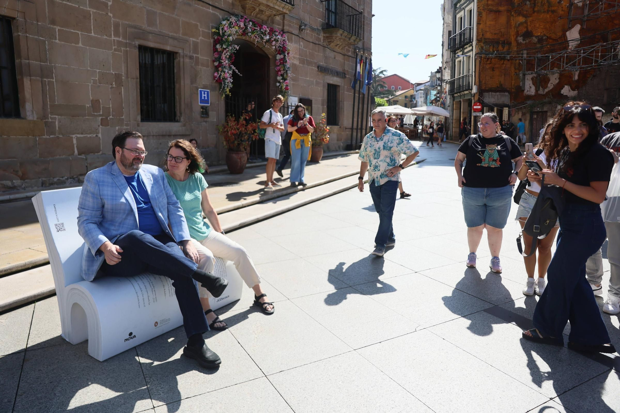 EN IMÁGENES: La "Sanderson-manía" no cesa en Avilés: miles de seguidores abordan a la estrella del Celsius