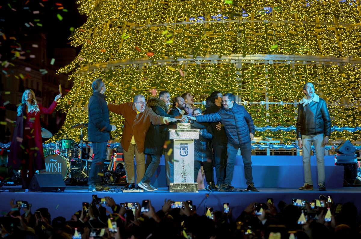 El alcalde Almeida, la cantante Ana Guerra y los actores de 'Campeonex' pulsan el botón que activó en Sol las luces navideñas.