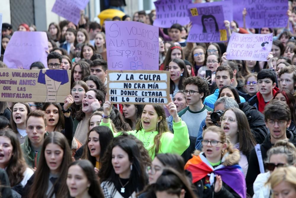 Las jóvenes viguesas se ponen en pie: "Tú, machista, estás en nuestra lista". // Marta G. Brea | Borja Melchor