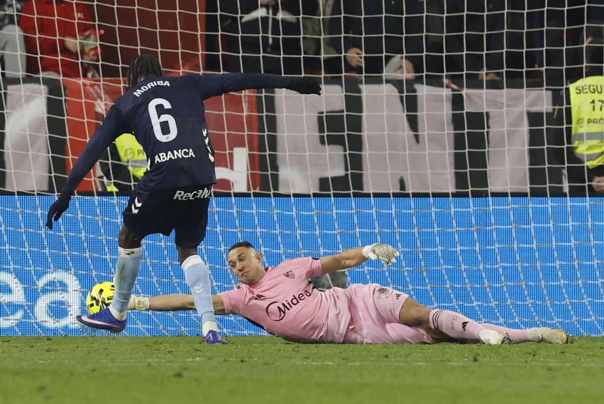 Ilaix, ante Vlachodimos, en el pasado Sevilla-Celta