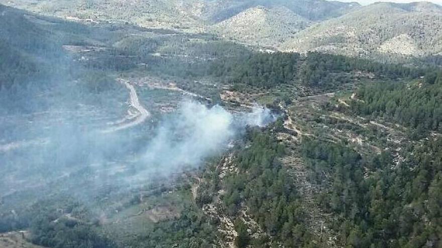 Un incendio amenaza el parque natural de la Sierra de Espadán