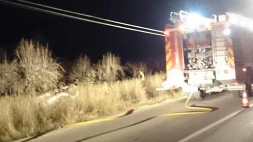 Cuatro jóvenes de entre 18 y 23 años, heridos al volcar su coche en Alcalalí