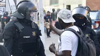 Los Mossos desalojan una nave ocupada de Badalona en la que vivían unas 20 personas