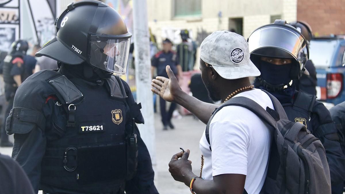 Desalojada la nave ocupada de la calle Antoni Bori de Badalona, en la que vivían 20 personas
