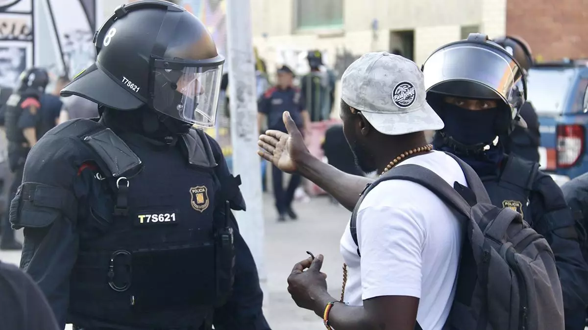 Los Mossos desalojan una nave ocupada de Badalona en la que vivían unas 20 personas