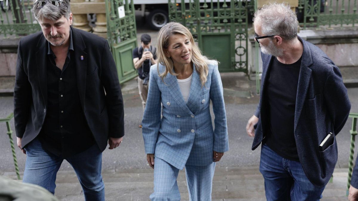 Yolanda Díaz a la entrada de la Junta General del Principado con el diputado regional Xabel Vegas, a su izquierda, y el diputado del Congreso Rafael Cofiño.