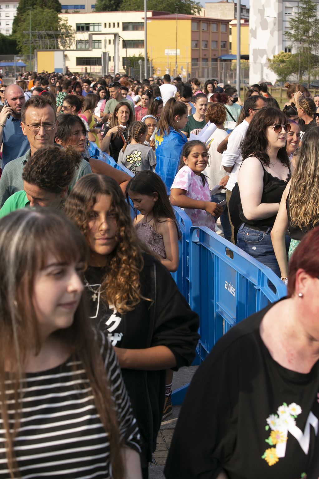 ENIMÁGENES: A punto de comenzar el concierto de Sebastián Yatra, en Avilés, los fans abarrotan el pabellón de La Magdalena