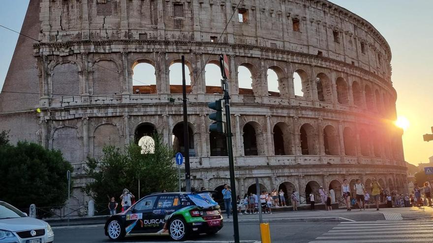 El Skoda de Vilariño y Murado junto al Coliseo en el tramo clasificatorio del Rally di Roma
