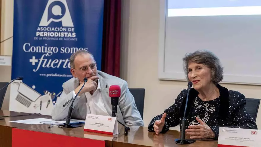 El ciclo Voces del Siglo XX reúne a Asunción Valdés y Juan Ramón Gil en un diálogo sobre la memoria viva del periodismo alicantino
