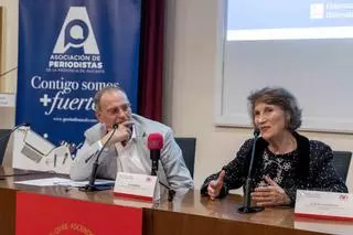 El ciclo Voces del Siglo XX reúne a Asunción Valdés y Juan Ramón Gil en un diálogo sobre la memoria viva del periodismo alicantino