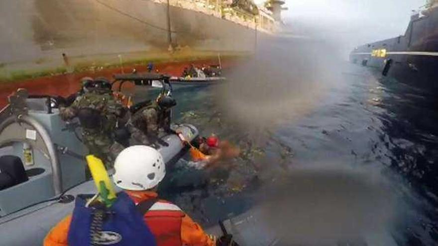 Herida una activista de Greenpeace en un incidente con la Armada en Canarias