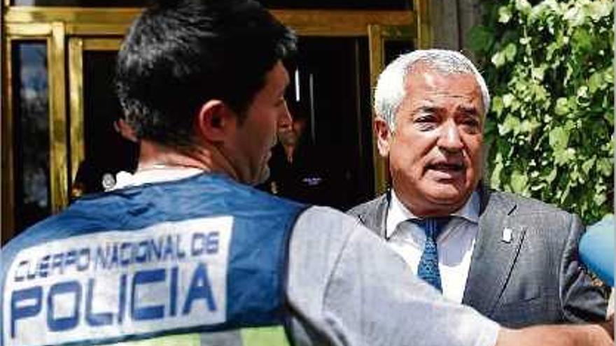Luis Pineda, sortint de la seu d&#039;Ausbanc acompanyat per la Policia.