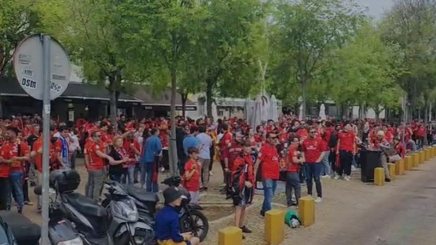 Los aficionados del Mallorca toman Sevilla antes de la final de la Copa del Rey