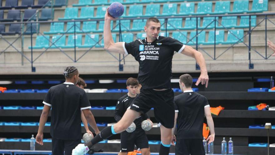 Rares Fodorean lanza a puerta en el entrenamiento de ayer en O Gatañal.