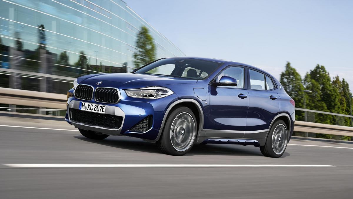 Un BMW X2. A la derecha, interior del vehículo.