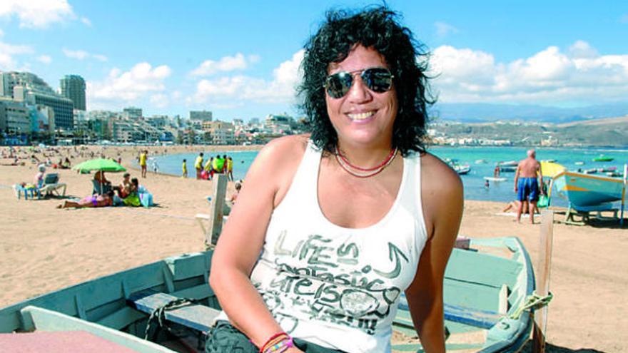 La cantante Rosana Arbelo, al mediodía de ayer en la playa de Las Canteras.