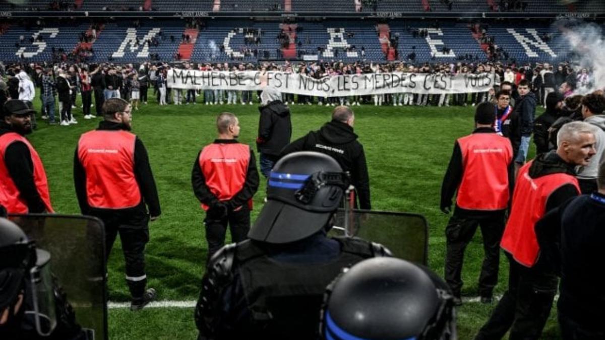 Invasión de campo de la afición del SM Caen