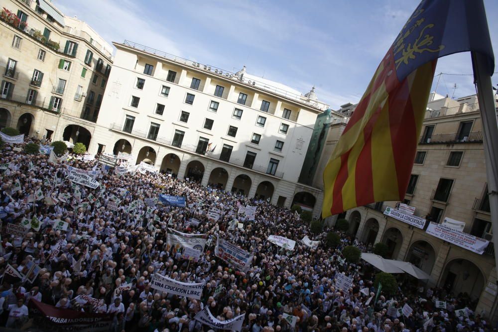 Manifestación en contra de los recortes de aulas en la enseñanza concertada