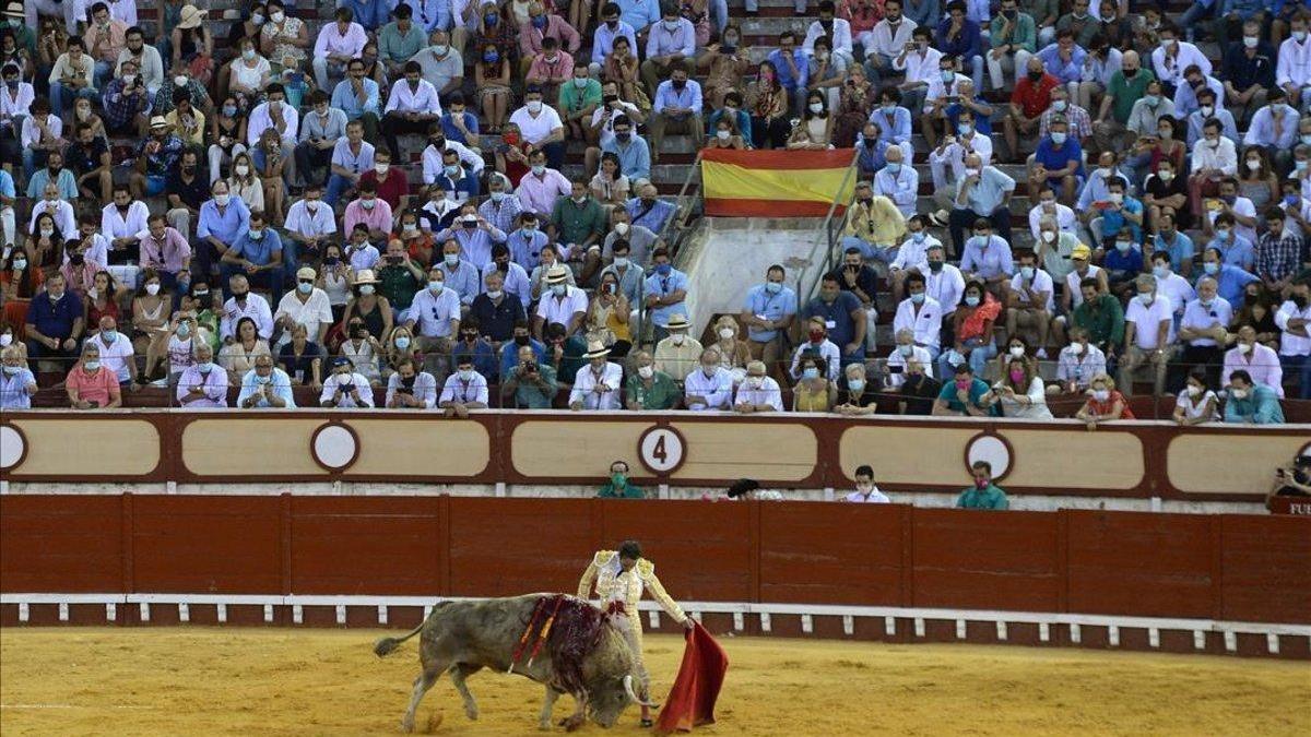 Toros sí, fútbol no: una plaza abarrotada, nuevo rejón al debate sobre la distancia social