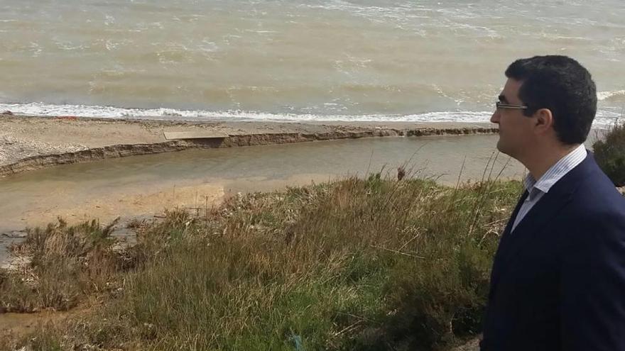 López-Morell contempla la rambla del Albujón en su desembocadura hacia el Mar Menor.