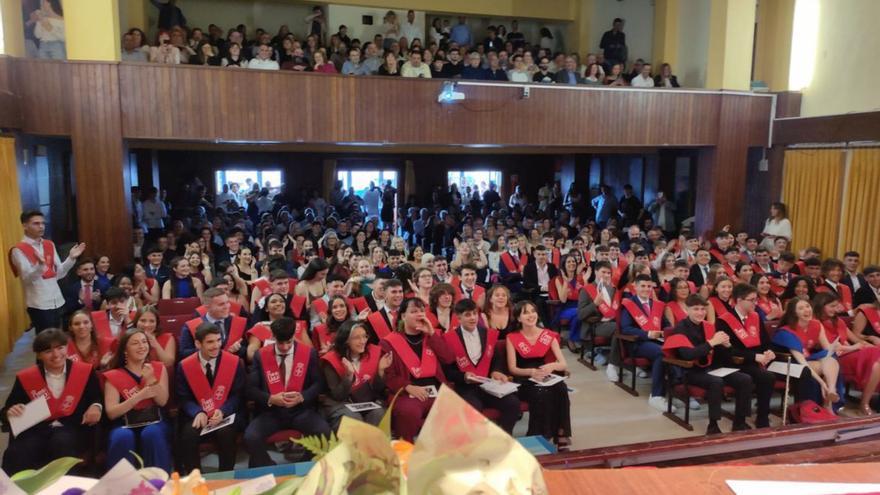 Una despedida de banda y diploma: graduaciones de Bachillerato en los institutos Doña Jimena, El Piles, Mata Jove y La Laboral