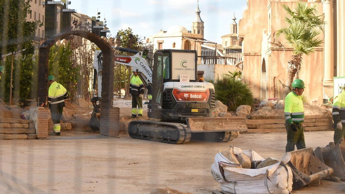 Montaje del belén de la plaza del Pilar este viernes.