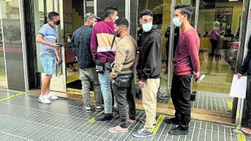 Colas de migrantes en el consulado de Marruecos. | | ANDRÉS CRUZ