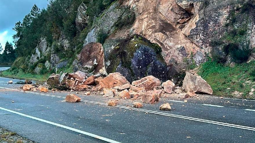 Un desprendimiento de piedras obliga a cortar los carriles sentido Ourense de la OU-540 a su paso por Lobios