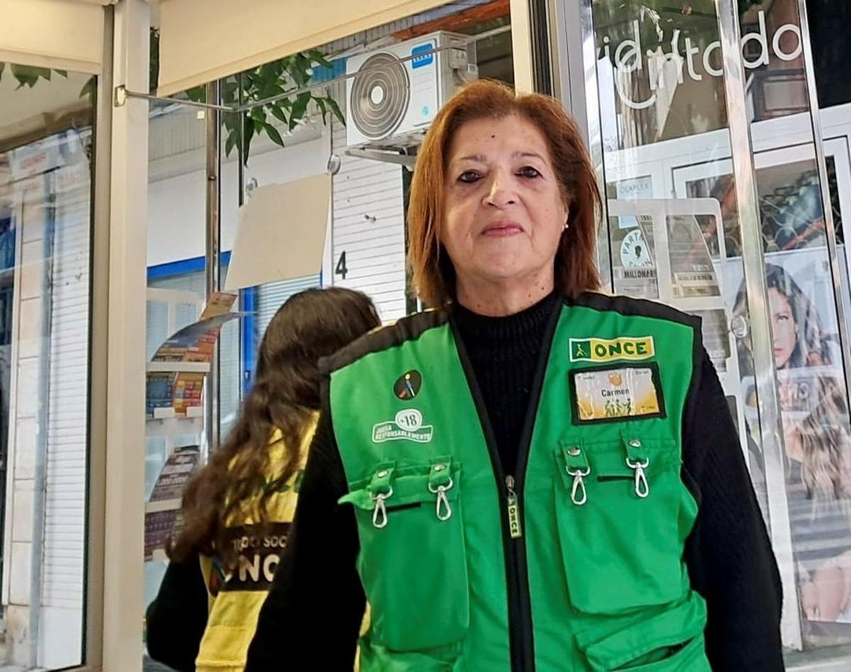 La vendedora Carmen Herves reparte un Sueldazo el Día de Andalucía.