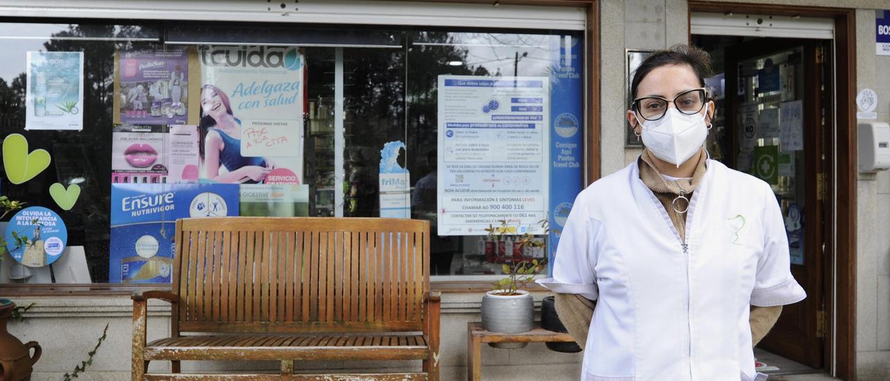 Alexandra Couto, en su farmacia de O Foxo / Bernabé/Javier Lalín