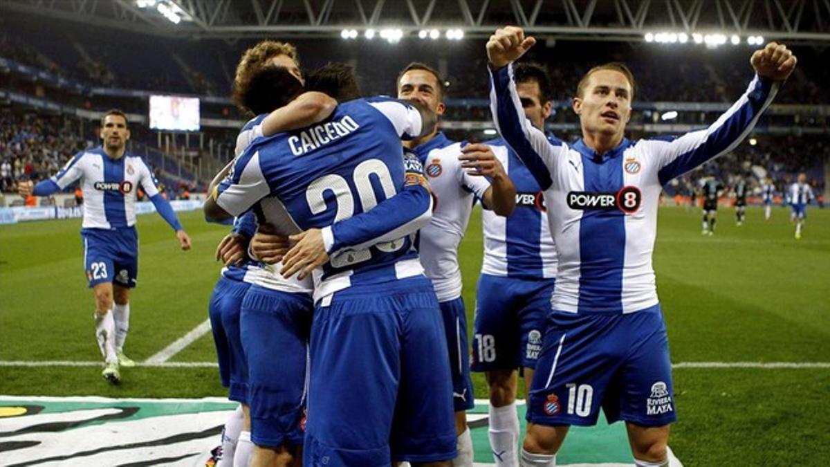 Los jugadores del Espanyol celebran el gol de Caicedo (de espaldas) al Celta.