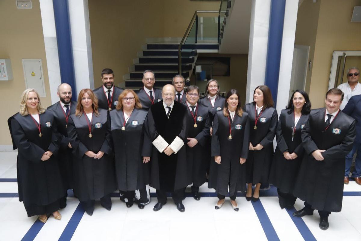 Foto de familia de la nueva junta de gobierno del Colegio de la Abogacía.