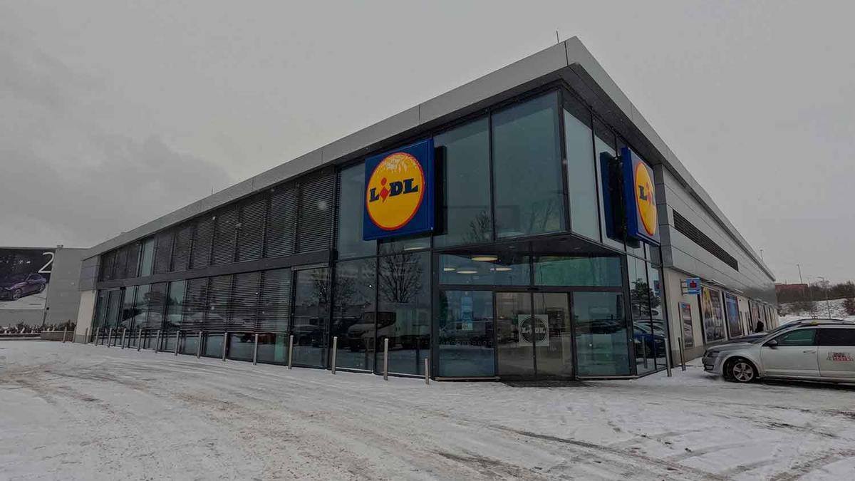 Colas en Lidl para conseguir la nueva chaqueta ceñida anti agua y low cost, ideal para andar por la ciudad o subir a la montaña