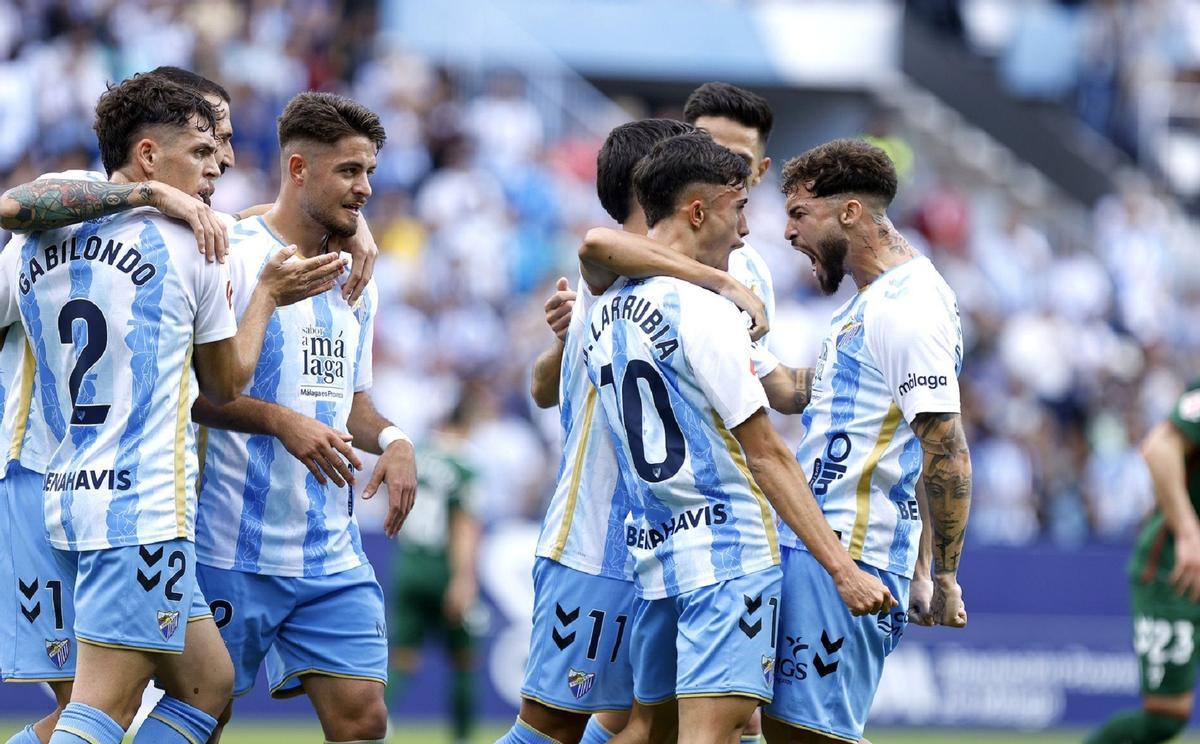 Larrubia y Dani Sánchez celebran un gol en el Málaga CF junto a otros compañeros. FÚTBOL