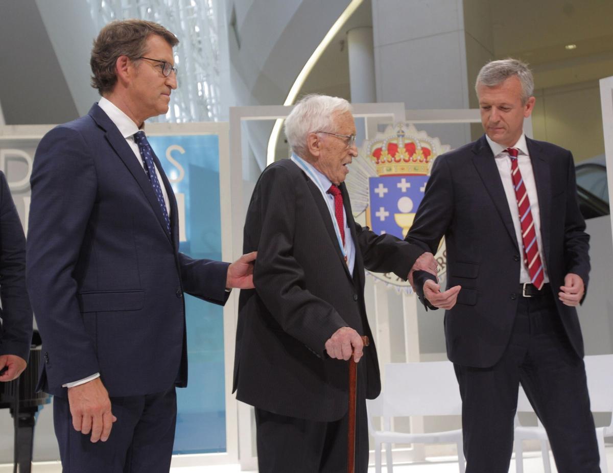 ACTO DE ENTREGA DE LAS MEDALLAS DE ORO DE GALICIA 2015, EN SANTIAGO DE COMPOSTELA. (I-D) EL PRESIDENTE DE LA XUNTA ALBERTO NUÑEZ FEIJOO ACOMPAÑA A XOSE NEIRA VILAS JUNTO AL VICEPRESIDENTE DE LA XUNTA ALFONSO RUEDA.. CEREMONIA. GALARDON.