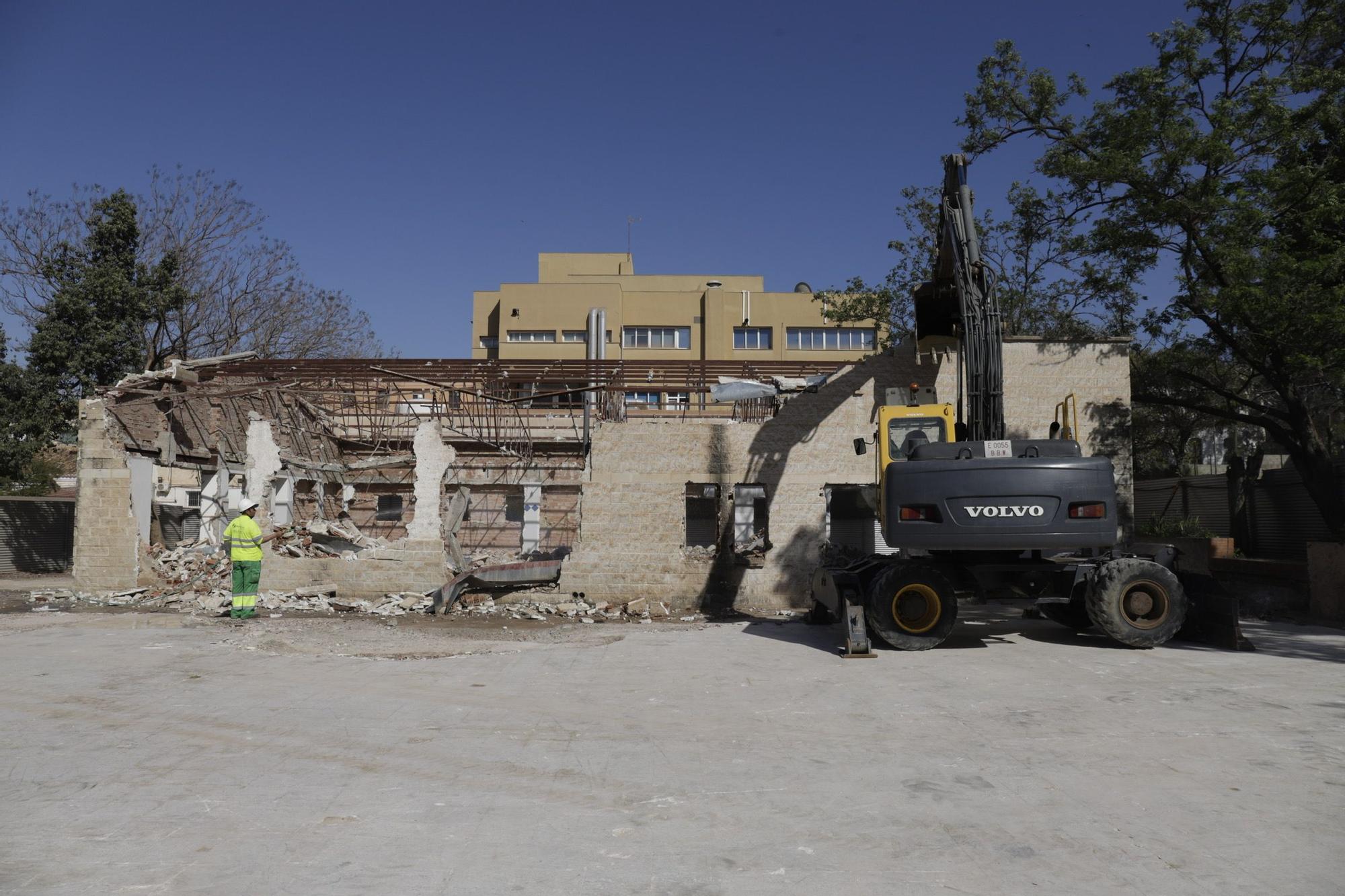 Demolición de las tres naves del Civil donde irá el tercer hospital de Málaga