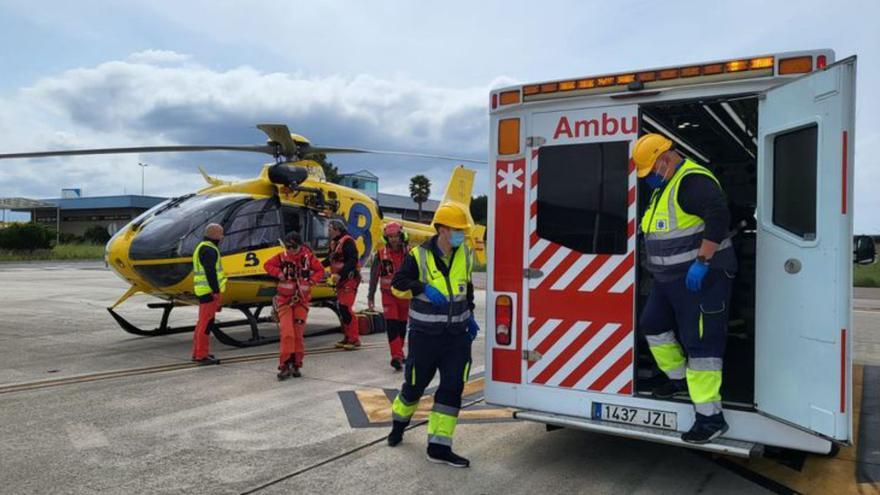 Una ambulancia en el Aeropuerto de Asturias. | SEPA