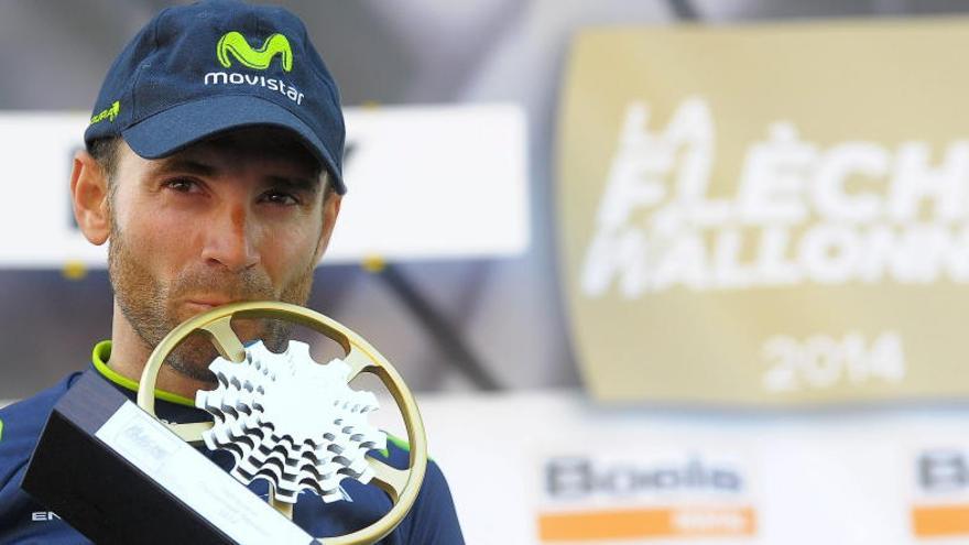 Alejandro Valverde besa el trofeo de vencedor.
