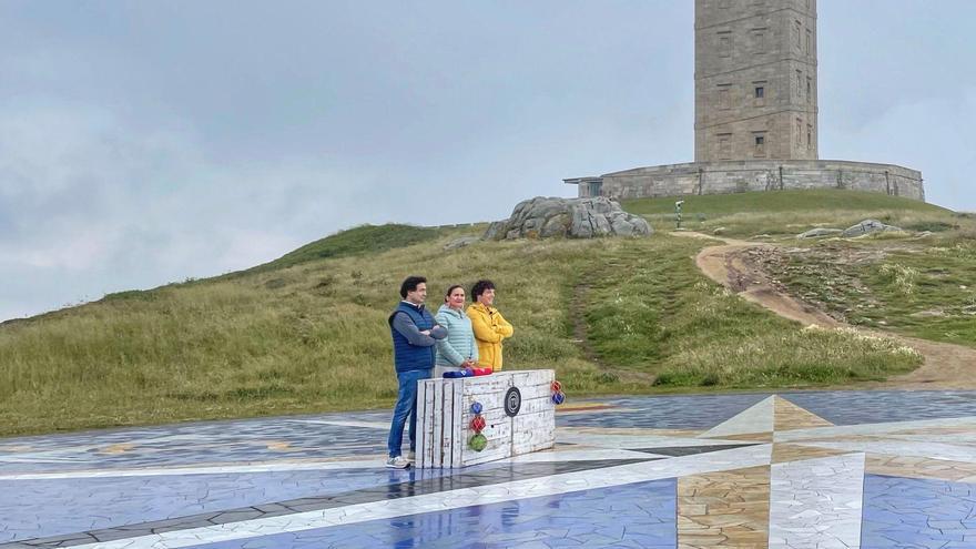 Grabación del programa a los pies de la Torre de Hércules.