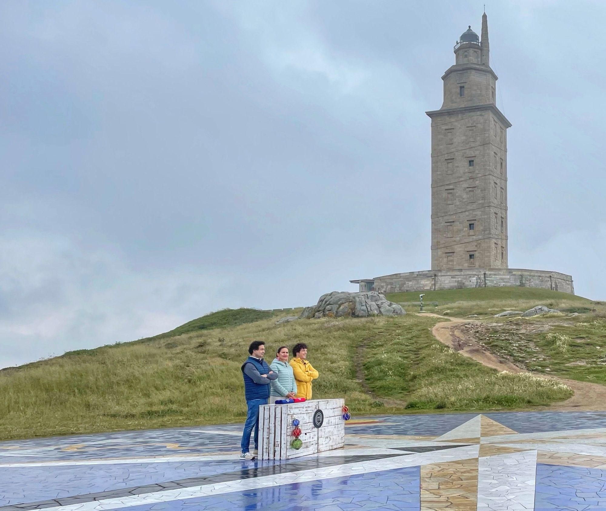 Grabación del programa a los pies de la Torre de Hércules.