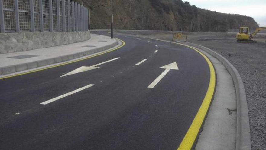 Vista de la explanada del puerto del Gayo, en Luanco, junto al vial de acceso recientemente abierto al tráfico.