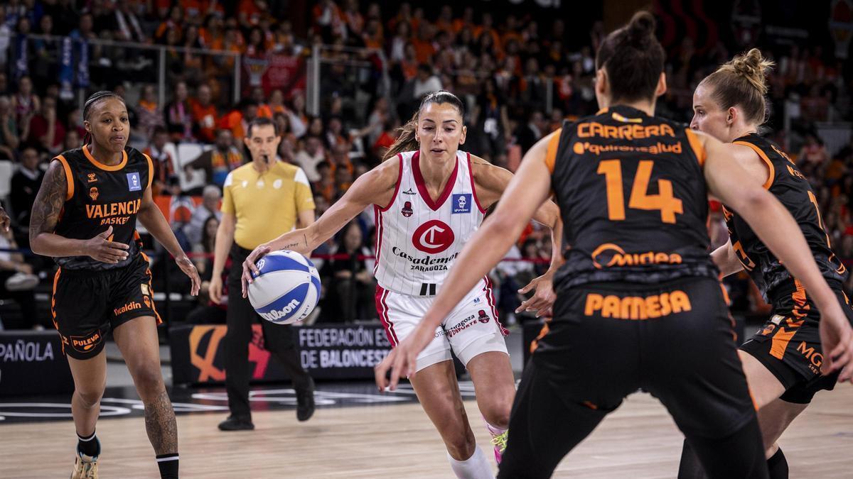 Mariona, rodeada de Anderson, Fiebich y Carrera durante el partido de Copa