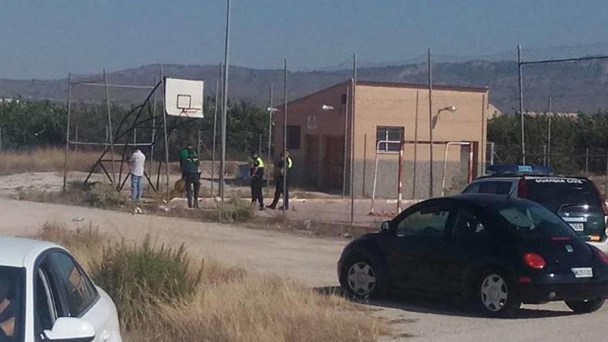 El presunto autor de dejar muy grave a su mujer en Mula apareció colgado de una canasta de baloncesto ayer por la mañana.